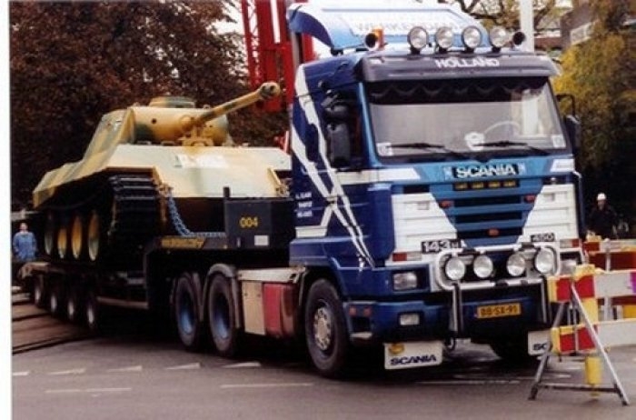 Transport van monumentale tank in Breda